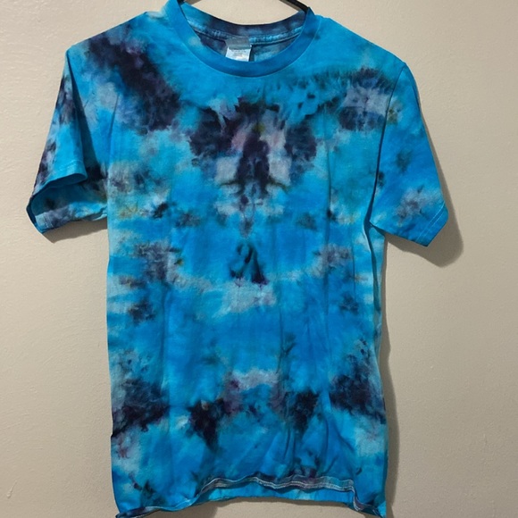 Small adult tye dye shirt, Paw Print design on back. Never worn - Picture 3 of 4